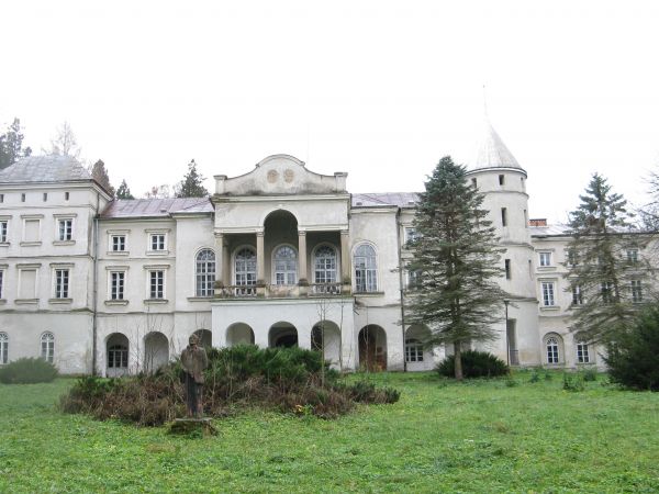 Zabytkowy pałac Ostaszewskich /patrz galeria: Klimkówka/. Monumentalna budowla z charakterystyczną wieżą narożną - pomnik Adama - przed klombem. 15.04.1849r. w