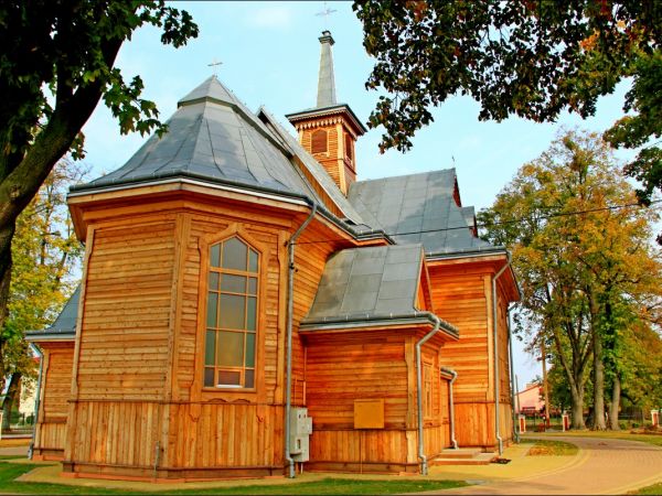 Drewniany kościół parafialny p.w. Matki Boskiej Śnieżnej , zbudowany w 1919 roku wg. projektu inż.arch. Kazimierza Osińskiego.