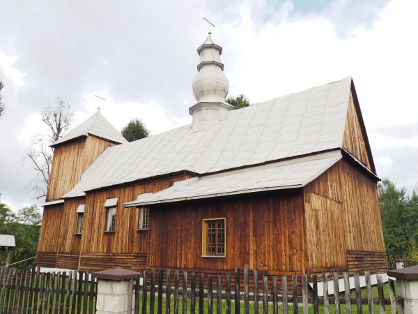 otoczenie kościoła, wcześniej - od czasu pobudowania tj. od 1843r. - cerkiew służąca miejscowym wyznawcom obrządku, później wysiedlonych.