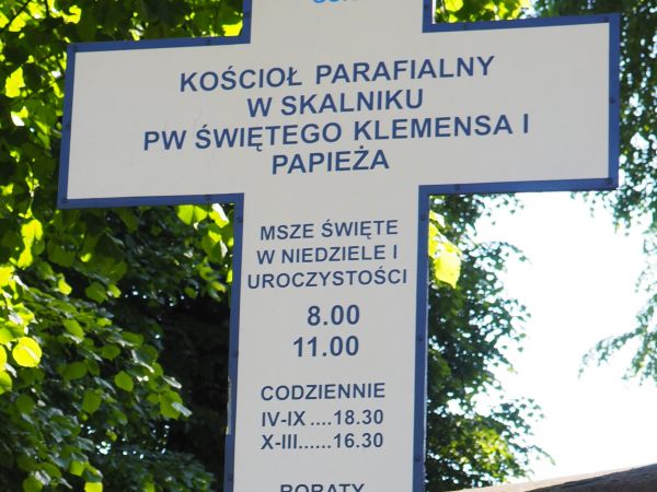 krzyż / tablica z informacjami, przed kościołem - i zachęta do wzięcia udziału w nabożeństwach.