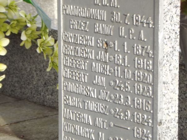 na zbiorowej mogile / płycie nagrobnej : tablica ku pamięci.