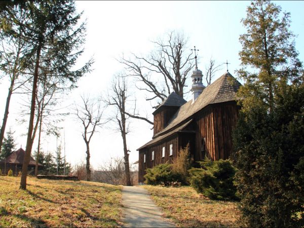 Drewniany, nieużytkowany kościół pw. św. Andrzeja Boboli w Krzeczowicach - (zbudowany ok. 1770 r.), dawna cerkiew parafialna pw. św. Mikołaja .