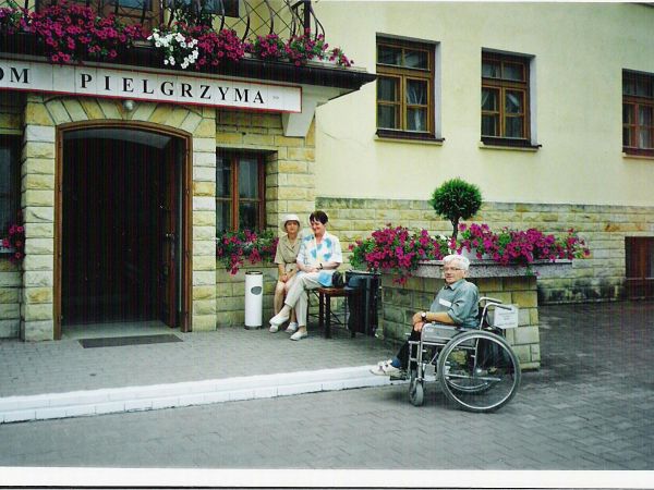 w kompleksie znajduje się klasztor oo.Franciszkanów, kościół oraz dom pielgrzyma - na zdjęciu: przed j/w. Opodal stoi stary Dom Pielgrzyma, pochodzący z początk