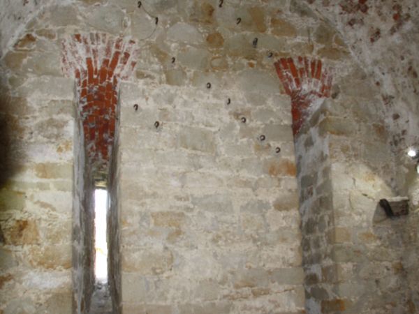 stanowisko strzeleckie - jedno z wielu, w strategicznym kompleksie fortecznym.