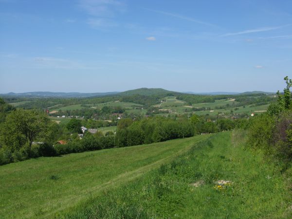 g. Wroczeń - 498m npm na odległym planie, na jej zboczu jeszcze do końca XIXw. działała kopalnia ropy naftowej, we wsi ponadto cegielnia była - wieś należała do