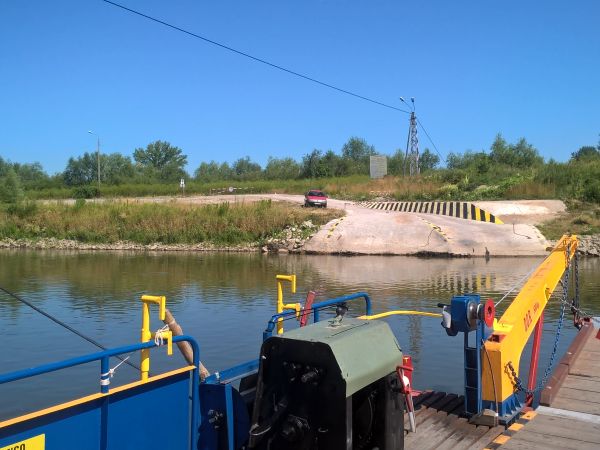 Z małopolskiego można przepłynąć promem przez Wisłę . do Nowego Korczyna . Potem Grotniki  ( historyczna bitwa z Husytami) Pawłow i nasz Brzostków . Prom to wie