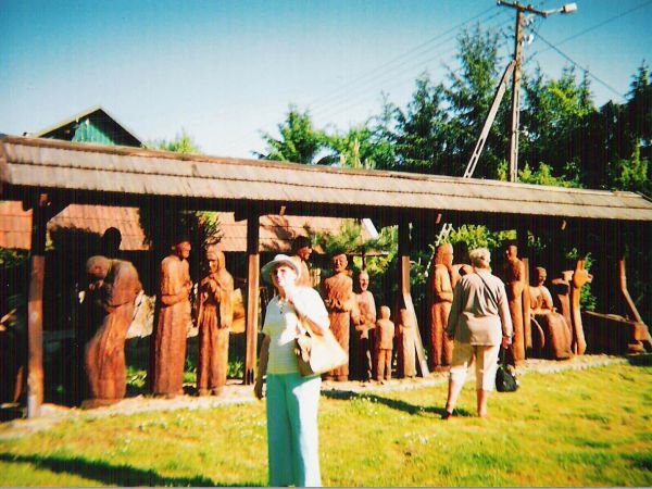 W galerii rzeźby plenerowej "Quo-vadis" Bogusława Iwanowskiego. Artysta jest autorem Galerii tematycznych: m.in. Papieskiej, Marszałka Piłsudskiego i innych wie