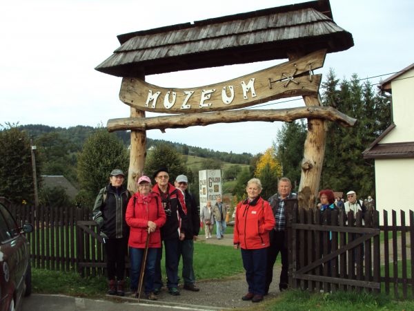 stylowa, ładna brama - prowadząca do Muzeum Kultury Bojków, jedyne takie w Polsce. Tam koniecznie warto być ale też wcześniej umówić się z kustoszem, tam dużo i