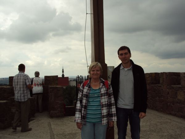 Szczyt budowli zwieńczony jest attyką i 15 - metrowym krzyżem - darem od pielgrzymów. W sąsiedztwie: domy pielgrzyma, wioska dzieci niepełnosprawnych, dzwonnica