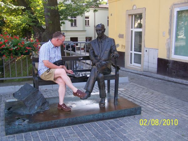 Ławeczka Jana Karskiego.