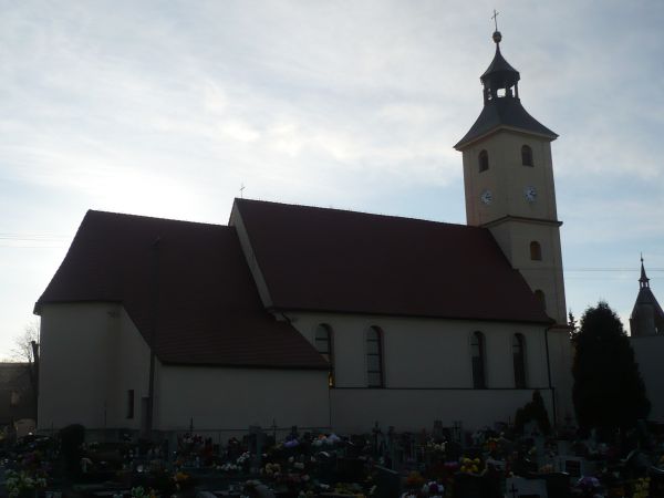Widok kościoła od strony cmentarza.