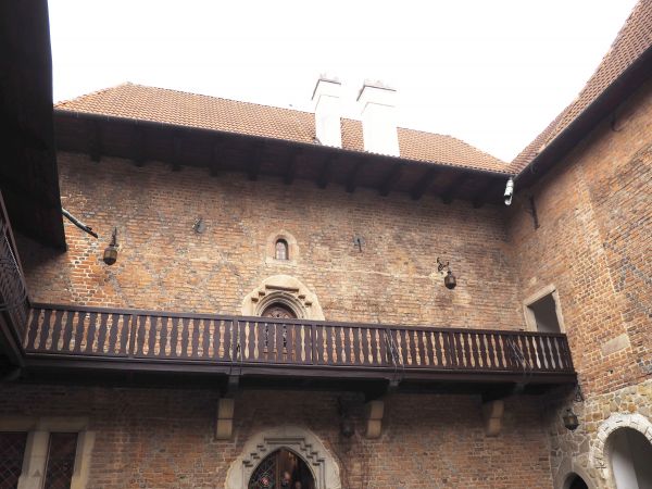 na piętrze - udostępnione do zwiedzania : Salon Pani, Sień Myśliwska i Skarbiec.