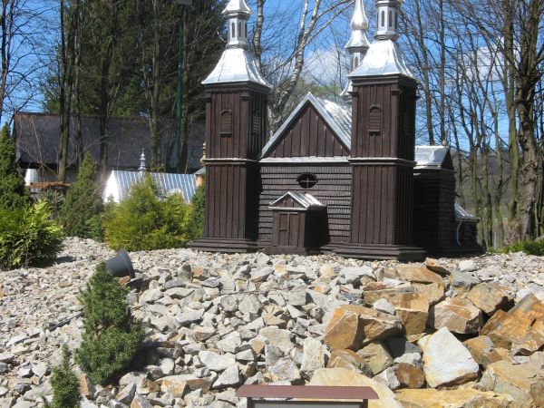 na ekspozycji miniaturowych obiektów sakralnych - w Ośrodku Rekolekcyjnym Caritas-u  w Myczkowcach.