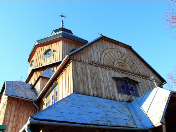 Cerkiew greckokatolicka pw. Pokrow Przeświętej Bogarodzicy w Roztoce gm. Bircza. Zbudowana w 1936 r. Po wojnie cerkiew zmieniono w kościół rzymskokatolicki pw.