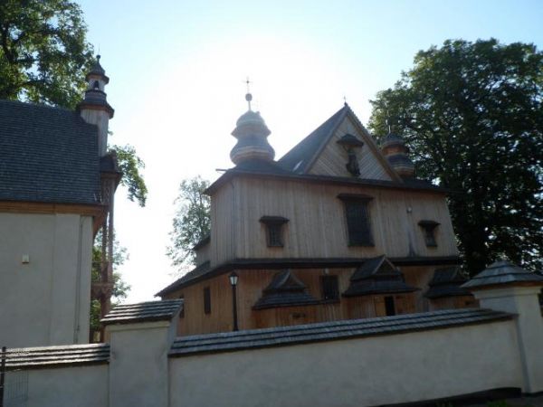 kościół wzniesiony w latach 1736-57, trójnawowy, bazylikowy, z fasadą dwuwieżową, obok murowana barokowa dzwonnica z XVIIIw. Wybitny zabytek drewnianej architek