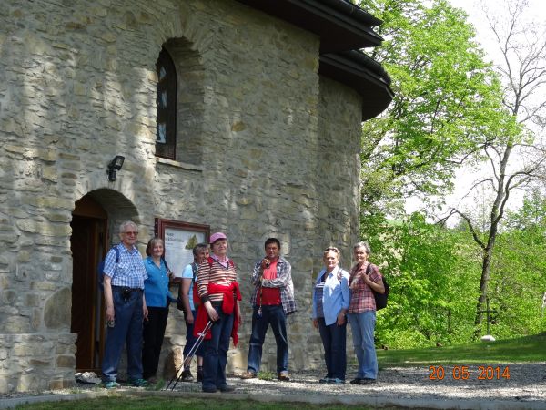 a pan Kazimierz - na zdjęciu: w środku, nam cerkiew otworzył, na pytania /wiele ich było !/ odpowiadał, za co podziękowania kierujemy...