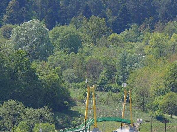 kładka nad rzeką San - o konstrukcji stalowej, jej długość wynosi 234,20 m. Pomost usztywniony jest 12 przeciwwiatrowymi linowymi odciągami. Na dwóch pylonach z