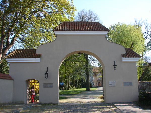 W Tucznie do zamku wjazdowa brama, a za nia ksiezniczka uwieziona przez Ksiecia Pana