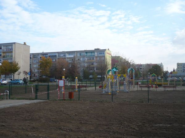 I  kolejna  siłownia i  plac  zabaw  dla  dzieci  .