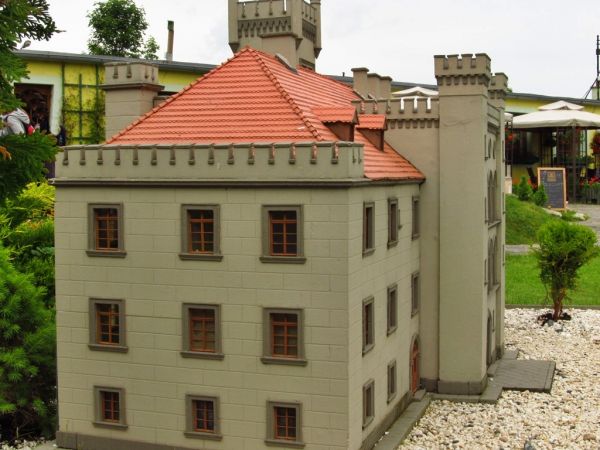 KOWARY - Park Miniatur Zabytków Dolnego Śląska -  Pałacyk w Dąbrowicy wybudowany został w XIX wieku na życzenie zamożnej rodziny von Decker, współwłaścicieli fa