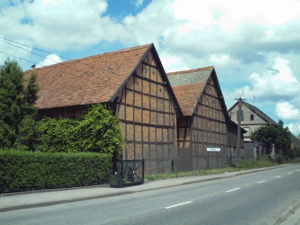 Zabytki Nowej Wsi.ul. Grunwaldzka.
Jak można zauważyć "ochrona " zapewniona vis a vis.
ul. Grunwaldzka.