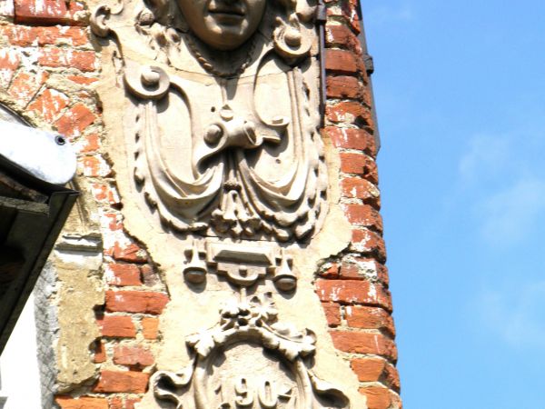 Stary park i dworek szlachecki. Nie zamieszkały i zaniedbany . Na szczęście władze Gminy zabezpieczyły budowlę nowymi dachami i rynnami oraz dobrym zabezpieczen