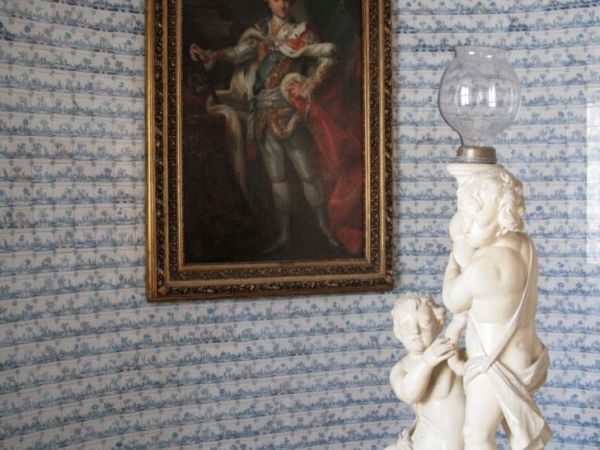 Założona w 1881 r. przez Michała Piotra Radziwiłła manufaktura majoliki dostarczała do pałacu ozdobne piece kaflowe i ceramikę artystyczną, która z czasem utwor