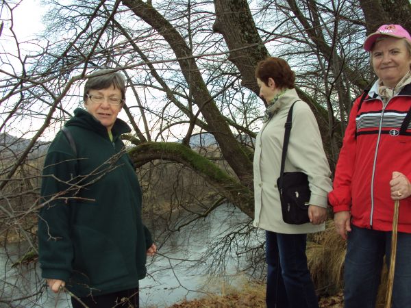 na wysokim, stromym, kamienistym brzegu - to skarpa nad rzeką San, niektórzy z trwogą tam spoglądają a inni boją się w dół spojrzeć i wzrok odwracają - n/z w pa