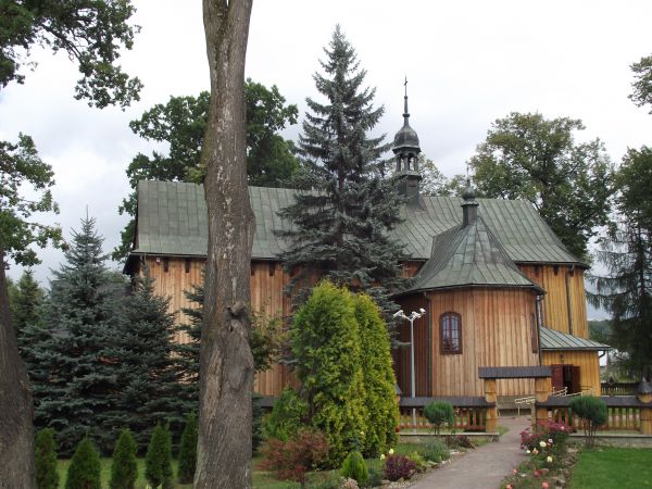 najstarszy drewniany kościół na Podkarpaciu - XV wiek ! - w 1409 roku świątynię ufundował  Benko z Żabokruk. Tam, w krypcie grobowej pod prezbiterium pochowany