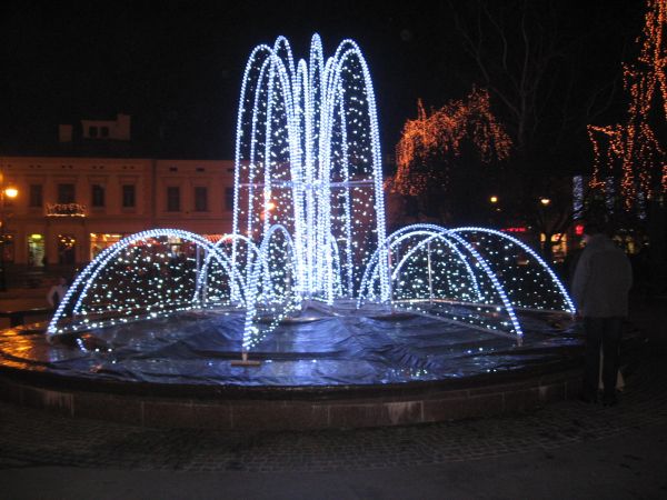 Oświetlona fontanna  w rynku