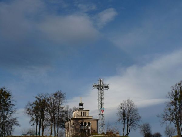 Krzyz Papieski i Kaplica sw Jana Sarkandra NA WZGORZU kAPLICOWKA tutaj w 1995 r odprawil Msze Jan Pawel 2 Papiez