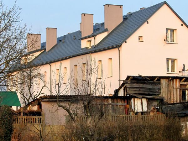 Odnowiona elewacja budynku mieszkalnego Dworcowa 8