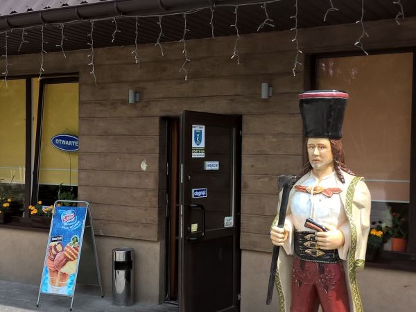 Polecamy fantastyczne  obiady w Zajeździe "Harnaś" w Ostrowcach , podobno stałym bywalcom zbójnik przynosi zastawę osobiście 😁  Ostrowce to średniowieczna osada