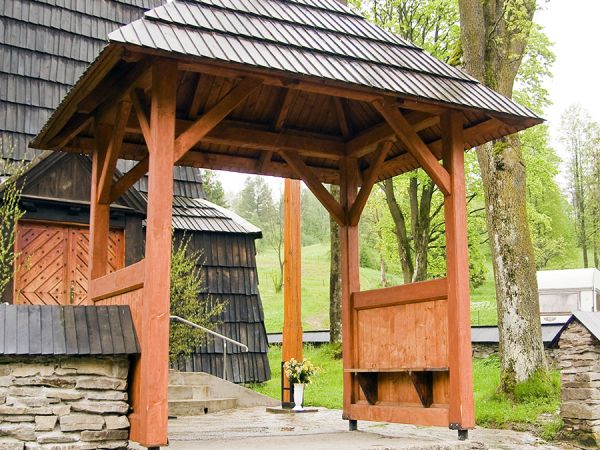 Łosie.
Drewniany kościół, d. cerkiew greckokatolicka,wejście