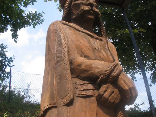 Rzeźba zbójnika karpackiego - tołhaja - wykonana przez Adama Przybysza artystę z Sanoka.