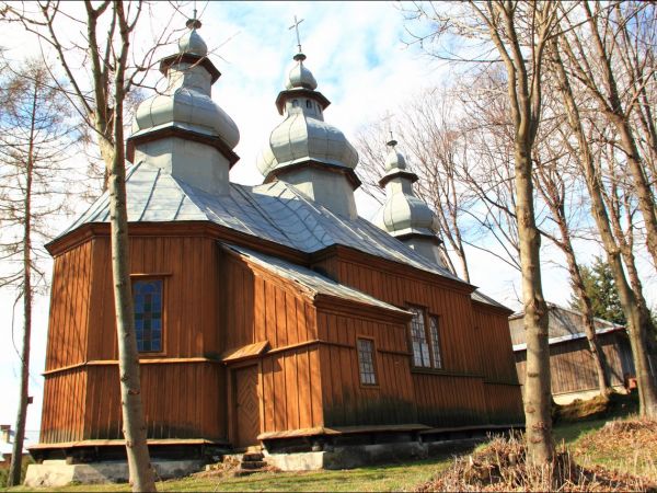 Drewniana greckokatolicka cerkiew parafialna św. Dymitra w Jaworniku Ruskim . Cerkiew zbudowana w 1882 r. w miejsce starszej cerkwi pod tym samym wezwaniem, ist