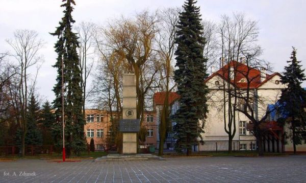 Pomnik J. Piłsudskiego (w tle budynek liceum)