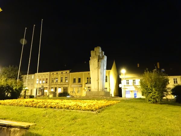 Sępólno Krajeńskie - pomnik na Pl. Wolności - nocą.