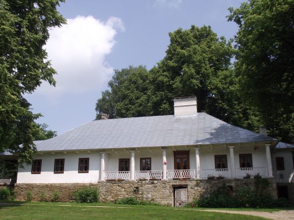 przed Muzeum Kultury Szlacheckiej - laureat nagrody w konkursie ogłoszonym przez Ministra Kultury i Dziedzictwa Narodowego "Zabytek Zadbany" w 2012r.  w kategor