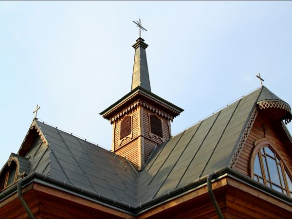 Drewniany kościół parafialny p.w. Matki Boskiej Śnieżnej , zbudowany w 1919 roku wg. projektu inż.arch. Kazimierza Osińskiego.