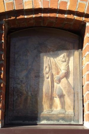 w płycinie kapliczki : wpisana w mur cmentarny stacja Drogi Krzyżowej.