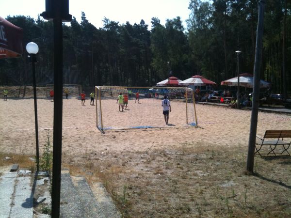 Plażowa piłka nożna w środku lasu