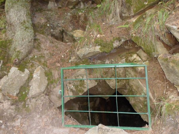 wejście do sztolni - tam pozyskiwano rumosz skalny zawierający rudę żelaza dla potrzeb wytopu w hucie Fredrów - tu na miejscu urządzonej - XVIII - XIX wiek.