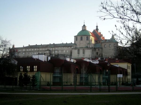 Klasztor i bazylika Ojców Dominikanów pw. św. Stanisława BM . Za datę pierwszej fundacji kościoła klasztornego przyjmuje się rok 1253. Obecny kościół został zbu