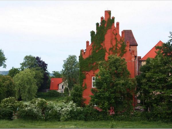 Budynek Sądu Rejonowego z profilu.  Niegdyś Zamek Krzyżacki.