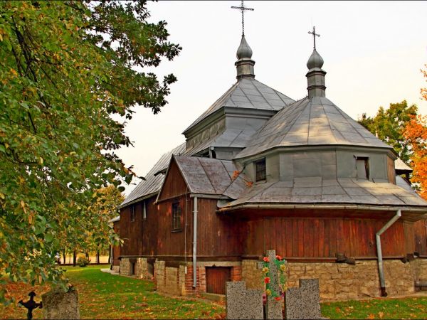 Dawna drewniana cerkiew greckokatolicka pw. Opieki Najświętszej Maryi Panny (od 1979 roku kościół rzymskokatolicki pw. Najświętszego Serca Pana Jezusa), wzniesi