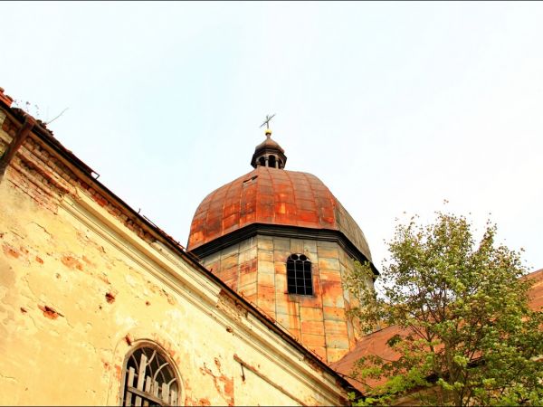 Murowana cerkiew greckokatolicka pw. św. Onufrego z 1809 roku, od 1947 r. nieużytkowana.