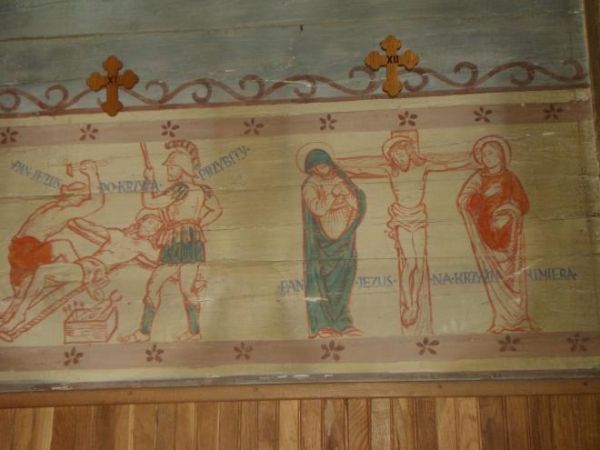 na polichromii przedstawiona Droga Krzyżowa - n/z stacje XI - Pan Jezus  przybity do krzyża - i XII - Jezus Chrystus umiera na krzyżu. W czasach kiedy je tworzo