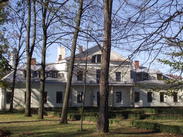 dwór Potockich - zasłużonych dla miasta i okolic, założycieli uzdrowiska - kurortu, tam przybywali Żydzi z Galicji całej, najstarszego autoramentu, z wygoloną g