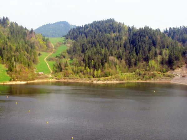 Niedzica Zamek nad jeziorem Czorsztyńskim - widok z zamku na drugi brzeg jeziora